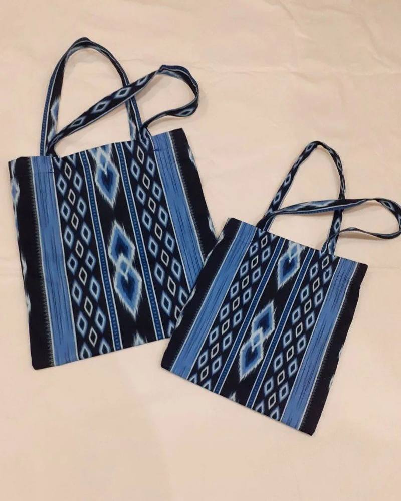 Ikat naqshli ko'k mato sumka