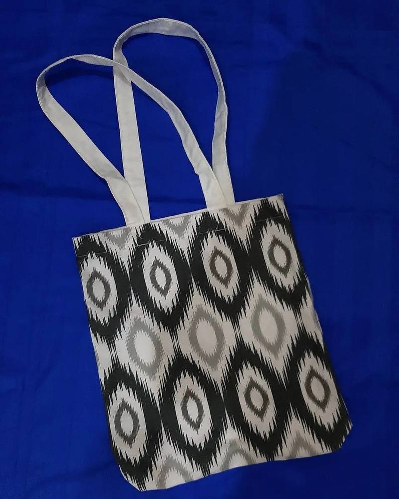 Oq-qora ikat naqshli mato sumka